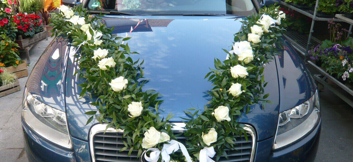 Hochzeitsfloristik Autoschmuck Symbolbild
